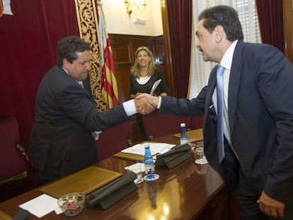 Francisco Martínez (derecha) saluda al presidente de la Diputación de Castellón, Javier Moliner, durante su renuncia como diputado.