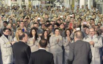 Fotografía facilitada por Renault del Rey Juan Carlos saludando a los trabajadores de la factoría que Renault posee en Valladolid. EFE/Archivo