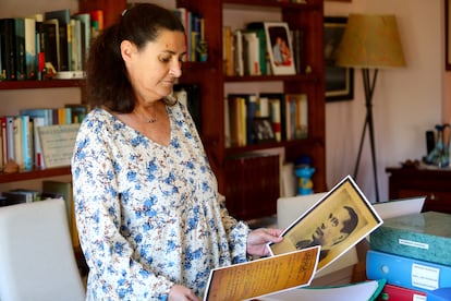 Loreto Urraca, nieta del policía franquista Pedro Urraca, muestra en su casa de Alicante algunas fotografías y documentos recabados sobre él.