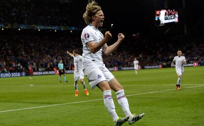 Bjarnason celebra su gol.