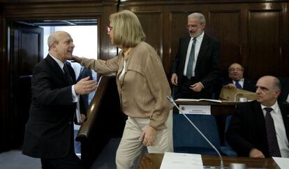 El ministro de Educación saluda a la presidenta de los rectores en una reunión.