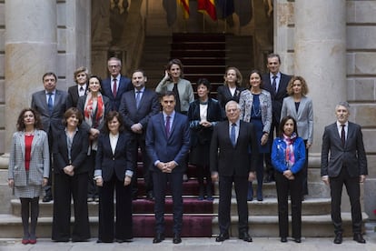 El presidente del Gobierno, Pedro Sánchez, posa en una foto de familia previa a la celebración del Consejo de Ministros este viernes en Barcelona.