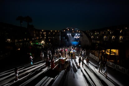 Hasta cerca de la medianoche, la mayoría del público permaneció fuera de la pista de baile, en las barras. 