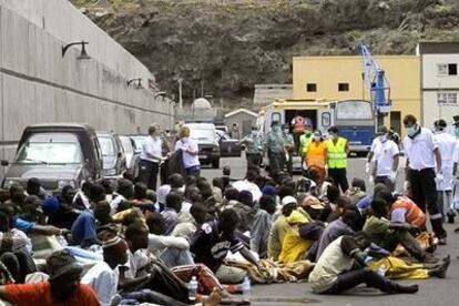 Un grupo de inmigrantes descansa en Playa Santiago (La Gomera), adonde llegaron ayer 105 subsaharianos.