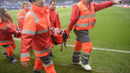 Alexis, retirado en camillas tras sufrir un traumatismo cervical