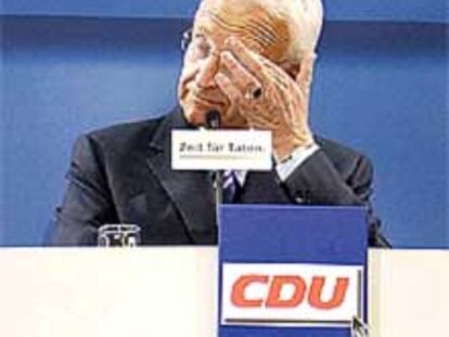 Stoiber se dirige a la prensa ayer en Berlín.