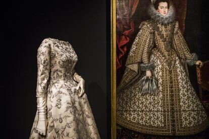 El óleo 'Isabel de Borbón, esposa de Felipe IV', de Rodrigo de Villandrado (1620), junto a un vestido de novia de 1957 realizado por Balenciaga.