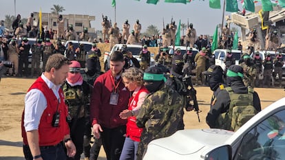 Entrega del rehén Alexander Trufanov a la Cruz Roja en Jan Yunis, este sábado.