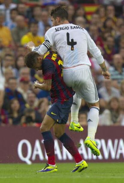 Ramos despeja el balón ante Neymar