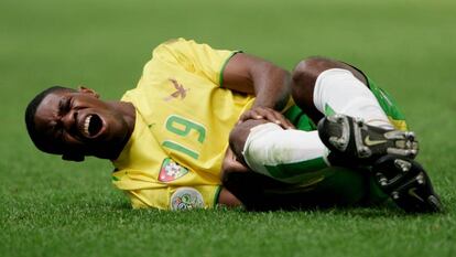 Ludovic Assemoassa en el momento de su lesión de rodilla con Togo.