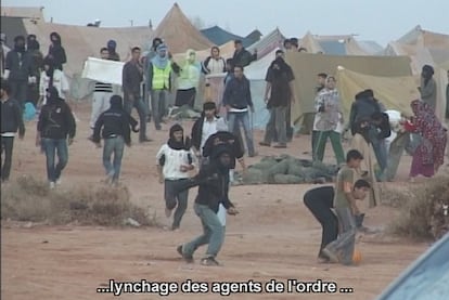 Imagen de un vídeo de la Gendarmería marroquí que muestra el linchamiento de unos policías durante el desmantelamiento del campamento de Agdaym Izik, el pasado 8 de noviembre.