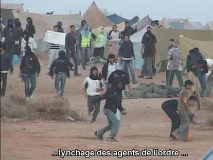 Imagen de un vídeo de la Gendarmería marroquí que muestra el linchamiento de unos policías durante el desmantelamiento del campamento de Agdaym Izik, el pasado 8 de noviembre.