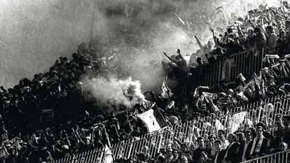 Hinchada en un estadio de fútbol español durante un partido disputado en 1992.