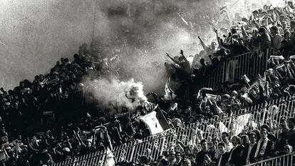 Hinchada en un estadio de f&uacute;tbol espa&ntilde;ol durante un partido disputado en 1992.