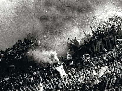 Hinchada en un estadio de f&uacute;tbol espa&ntilde;ol durante un partido disputado en 1992.