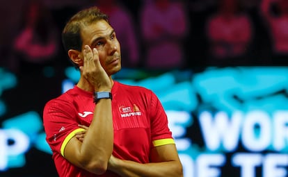 Nadal emocionado durante su homenaje tras el partido de dobles que jugaron los tenistas de España Carlos Alcaraz y Marcel Granollers con la pareja de Países Bajos Wesley Koolhof y Botic Van de Zandschulp.