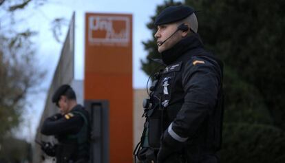 Un guardia civil en una sede de Unipost en L&#039;Hospitalet de Llobregat. 