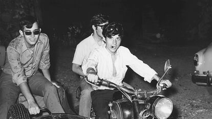 Salvador Puig Antich, con un puro el día de la boda de su hermana mayor, en verano de 1971. Detrás, Xavier Garriga, otro militante del MIL, en una fotografía del álbum familiar.