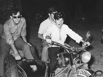 Salvador Puig Antich, con un puro el día de la boda de su hermana mayor, en verano de 1971. Detrás, Xavier Garriga, otro militante del MIL, en una fotografía del álbum familiar.