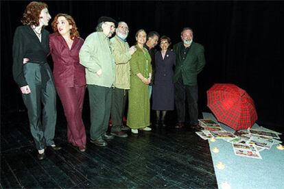 Miembros de la plataforma ¡Basta ya!, junto al paraguas de José Luis López de Lacalle en 2001.