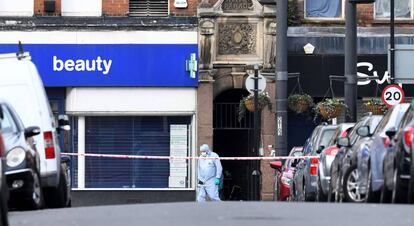 Un forense camina dentro de la zona acordonada tras el ataque del domingo en Londres.