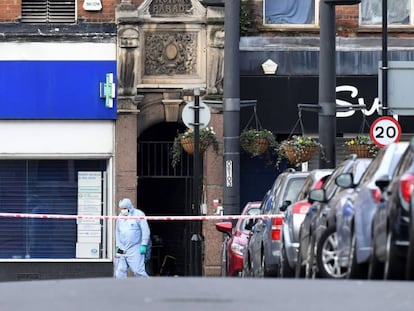 Un forense camina dentro de la zona acordonada tras el ataque del domingo en Londres.