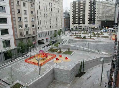 La remodelada plaza de Santo Domingo, vista desde uno de los edificios que la rodean.