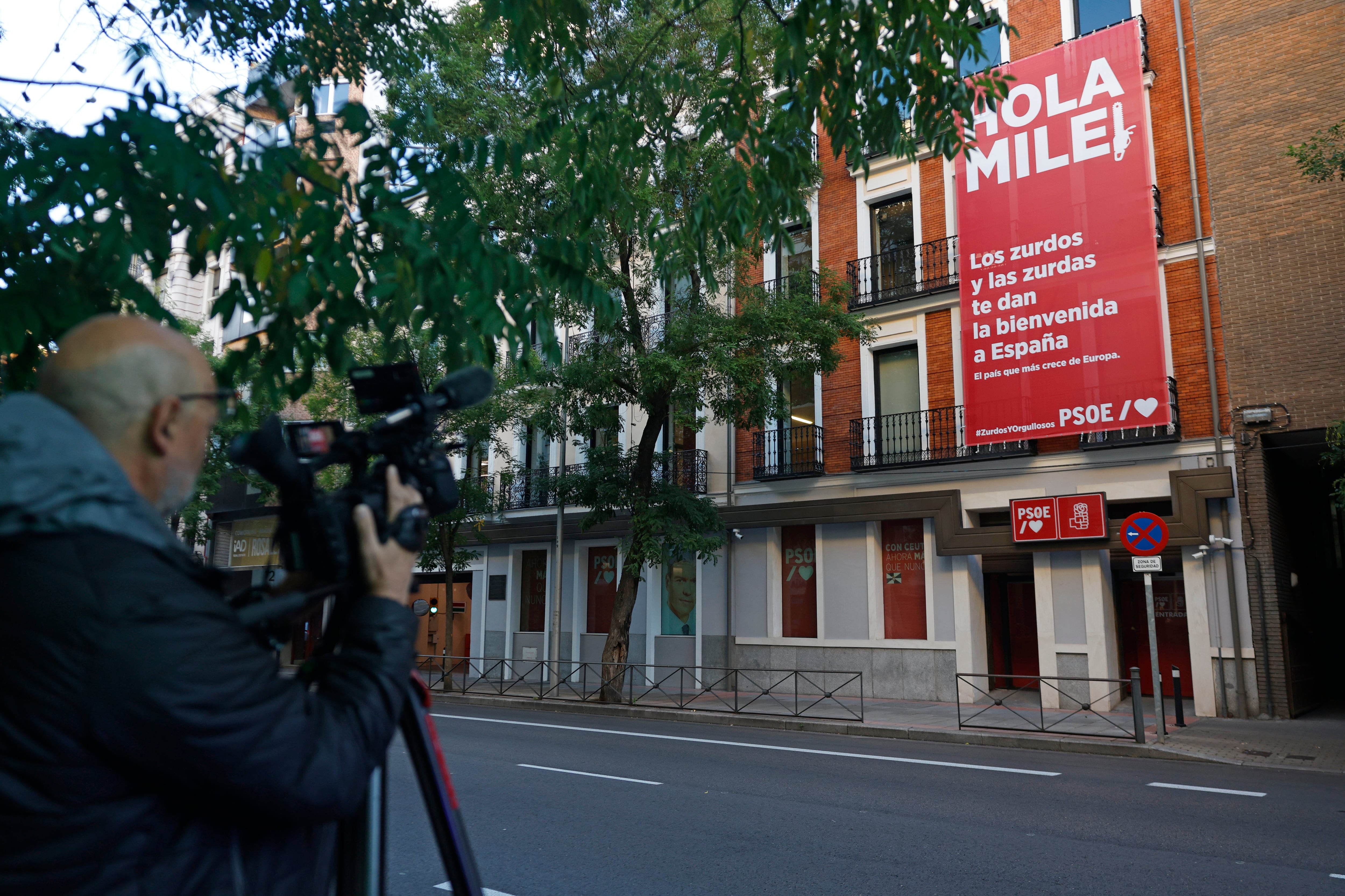 El PSOE exhibe una lona en su sede de Ferraz durante la visita a España del presidente argentino, Javier Milei.