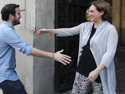 La alcaldesa de Barcelona, Ada Colau, recibe al l&iacute;der de Izquierda Unida, Alberto Garz&oacute;n este jueves.