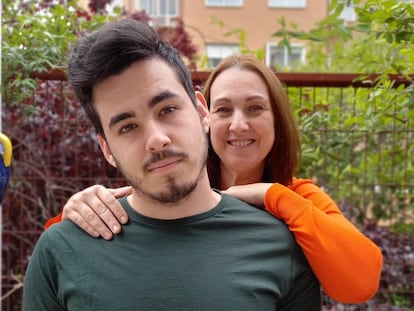 Myriam Sanchidrián y su hijo Rubén deciden hablar del trastorno de Gilles de la Tourette, que le fue diagnosticado al joven cuando tenía nueve años.