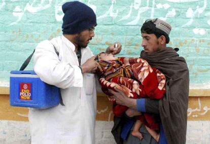 Un trabajador sanitario paquistaní suministra la vacuna contra la polio en la localidad de Chaman, cerca de la frontera con Afganistán.