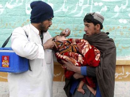 Un trabajador sanitario paquistaní suministra la vacuna contra la polio en la localidad de Chaman, cerca de la frontera con Afganistán.