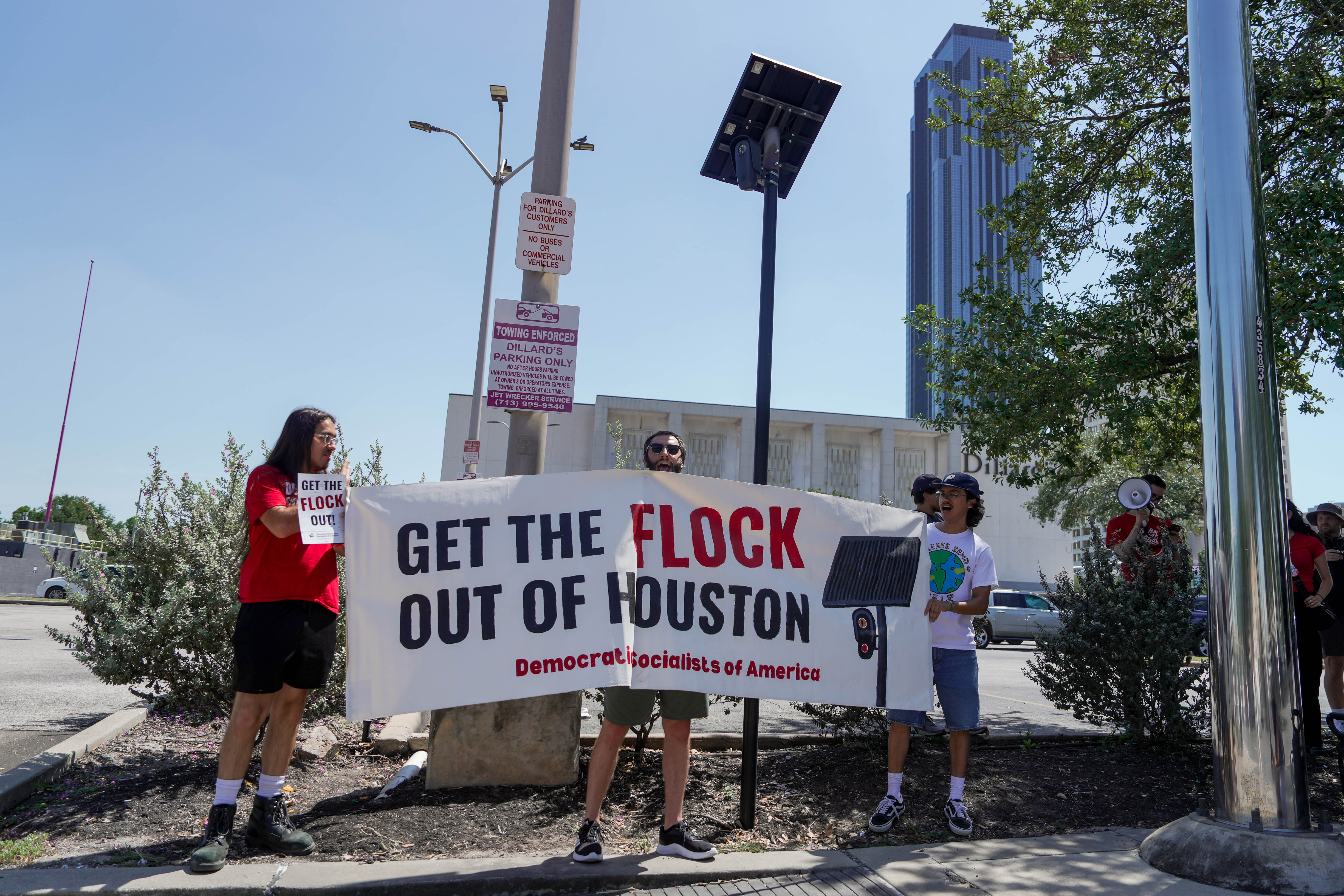 “La vigilancia constante nos encamina a un Estado autoritario”: los votantes exigen regular el uso de las cámaras Flock