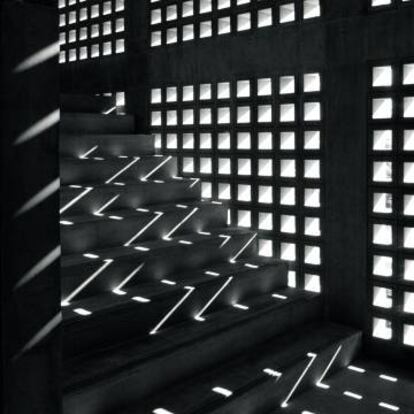 La luz es un elemento más arquitectónico en el interior del Edificio Festival, construido en 1984 por Tadao Ando en Naha.