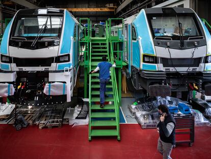 Fabricación de dos locomotoras en la fábrica de Stadler en Albuixech (Valencia).