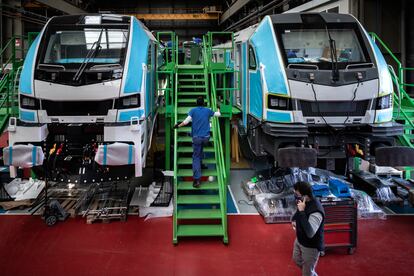 Fabricación de dos locomotoras en la fábrica de Stadler en Albuixech (Valencia).