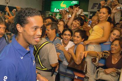 Ronaldinho, concentrado con Brasil, es la admiración de los jóvenes.