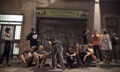 Un grupo de j&oacute;venes disfruta de la noche barcelonesa en medio de la calle el pasado verano.