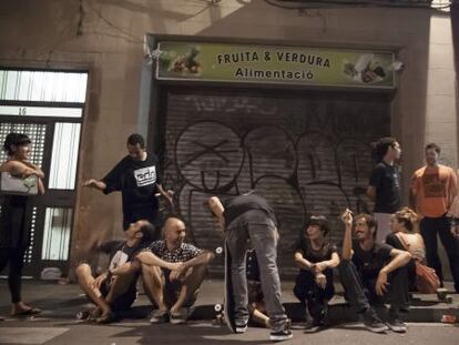 Un grupo de j&oacute;venes disfruta de la noche barcelonesa en medio de la calle el pasado verano.