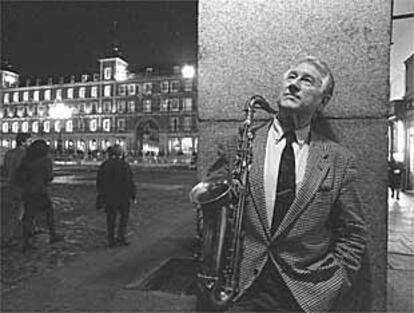 El músico de jazz Pedro Iturralde, en la plaza Mayor de Madrid.