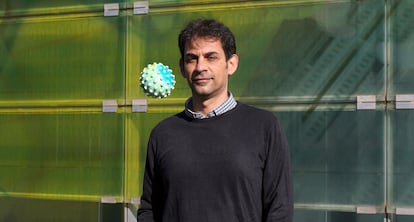 El virólogo Marcos de la Peña, con una pelota con aspecto de virus, en el Instituto de Biología Molecular y Celular de Plantas, en Valencia.