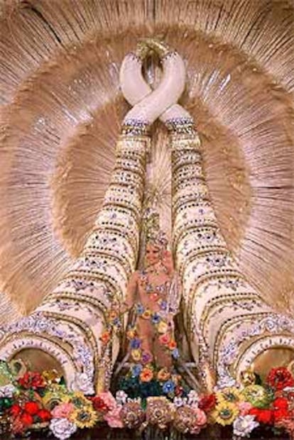 Natalia Díaz Mesa, coronada como Reina del Carnaval de Tenerife, con un traje diseñado por Santi Castro que pesa más de 200 kilos y lleva por título <i>La Fantasía Láquesis</i>.