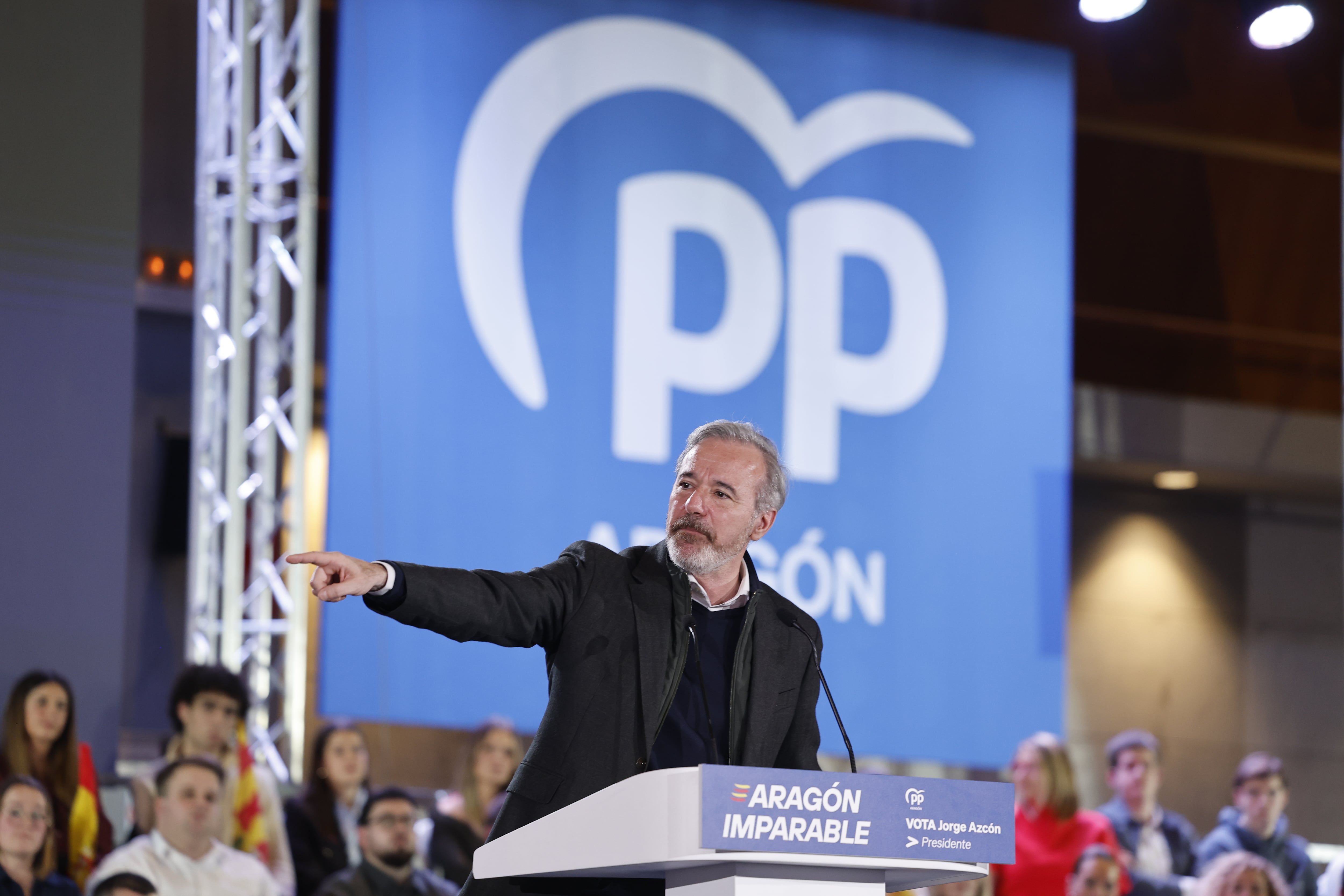 El candidato del Partido Popular, Jorge Azcón, durante el acto de fin de campaña electoral del PP de cara a las elecciones en Aragón, este viernes en Zaragoza.