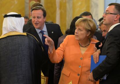 El primer ministro británico, David Cameron (i), y la canciller alemana, Angela Merkel, asisten a la primera reunión de trabajo.