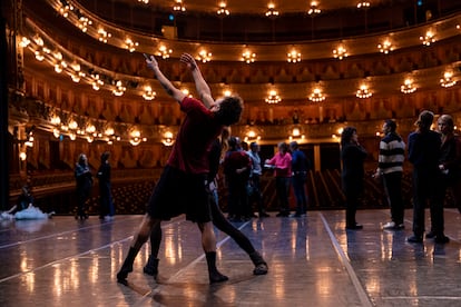 Los bailarines invitados María Eva Prediger y Rodrigo Colomba ensayan la obra 'Romance del diablo'.
