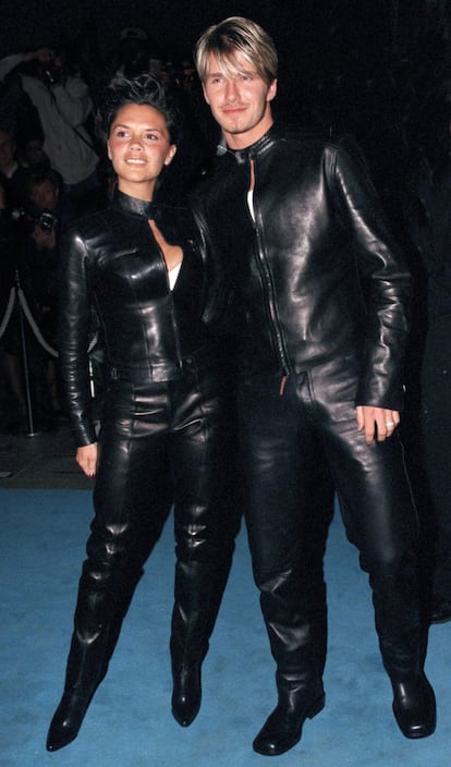 Se convirtieron en una de las parejas más reclamadas en los eventos de las marcas. En la imagen, Victoria y David Beckham, vestidos a conjunto, en una fiesta organizada por Versace en Londres, en junio de 1999. El matrimonio también será siempre recordado por vestir trajes a conjunto en color lila durante la fiesta de su boda.