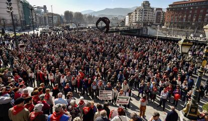 Manifestación de jubilados frente al ayuntamiento de Bilbao este lunes