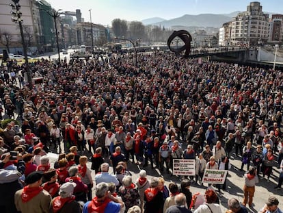 Manifestación de jubilados frente al ayuntamiento de Bilbao este lunes