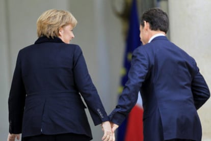 La canciller alemana, Angela Merkel, y el presidente francés, Nicolas Sarkozy, entran en el palacio del Elíseo, en París.
Los líderes de la UE en Bruselas, el pasado octubre.
)