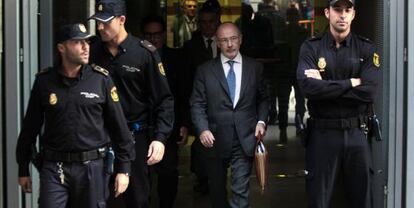 Rodrigo Rato walking out of the High Court in October after answering questions about the Caja Madrid credit cards.